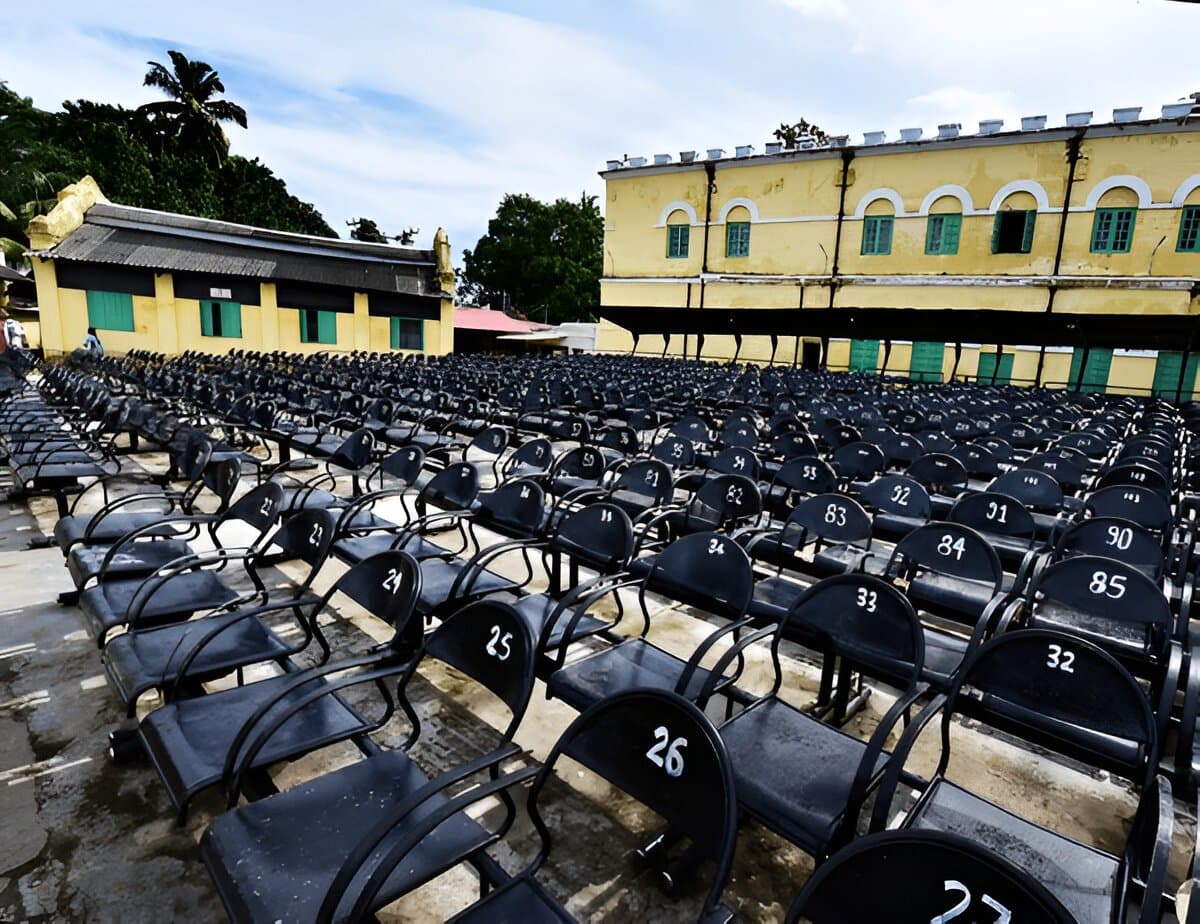 Cellular Jail Light and Sound Show Seating