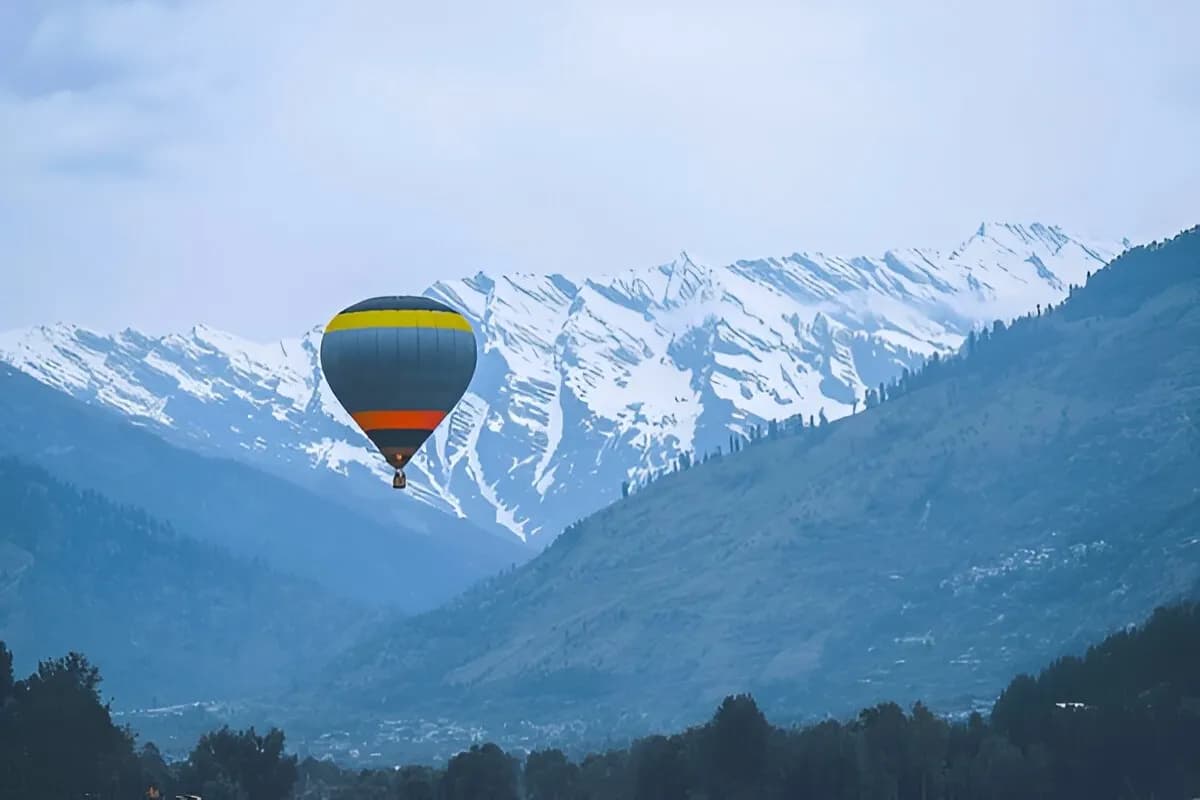 Hot air balloon in Manali